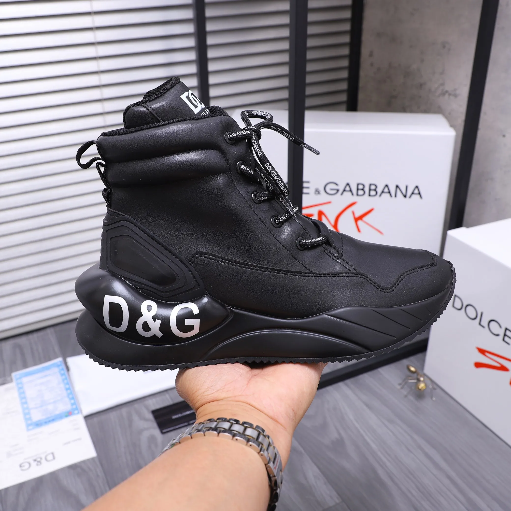 Men's shoes 💰p540 Product trademark: DG (Dolce & Gabbana) high-top casual shoes for couples. Regular size: 36-46 (45.46 is custom-made and non-returnable) Product materials: Selected cowhide stitching upper, mesh lining, cowhide insole, rubber outsole